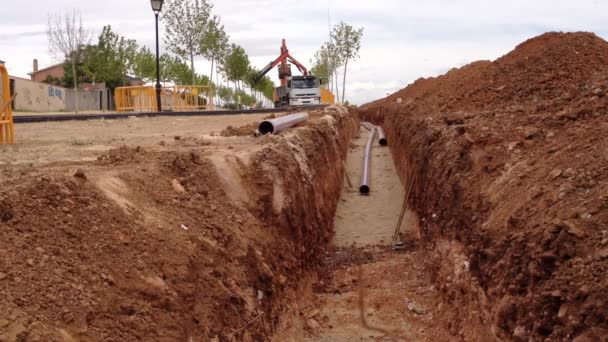 Ditch e tubos no canteiro de obras — Vídeo de Stock