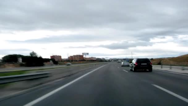 Körning på motorväg dag tid förfaller — Stockvideo