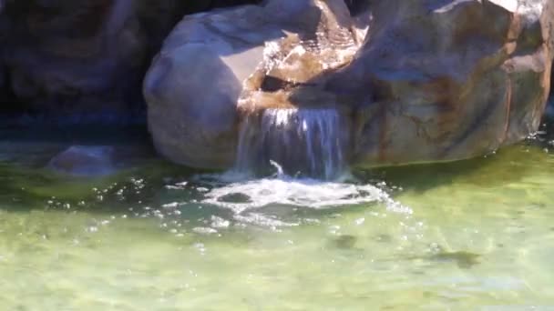 Schöner Wasserfall in den Felsen — Stockvideo