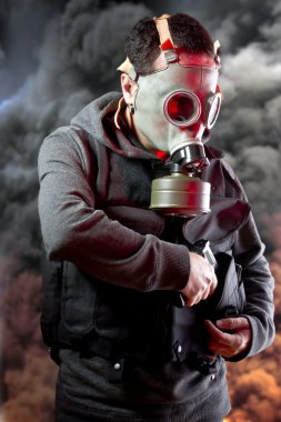 Polis erkek patlama arka plan üzerinde gaz maskesi