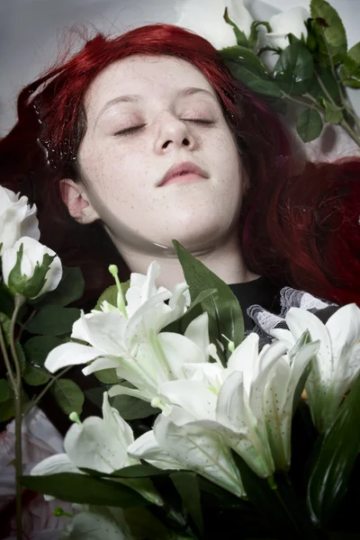 Joven ahogado en agua mujer en una representación poética — Foto de Stock