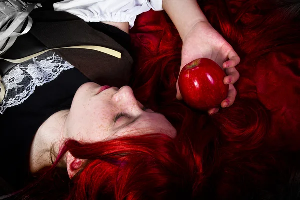 Menina com maçã vermelha em uma representação poética — Fotografia de Stock