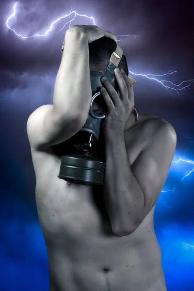 嵐、産業プラント ドゥリ近く保護ガス仮面の男」 — ストック写真