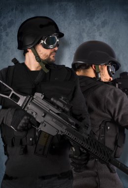 iki asker, swat ve emniyet konsepti