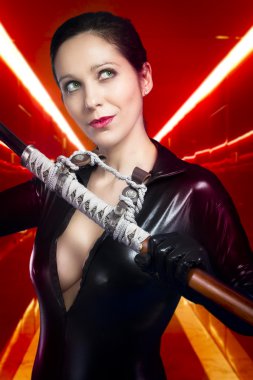 Kırmızı koridor boyunca katana ile seksi kız