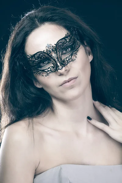 Brünette mit venezianischer Maske. Sinnlichkeitskonzept — Stockfoto