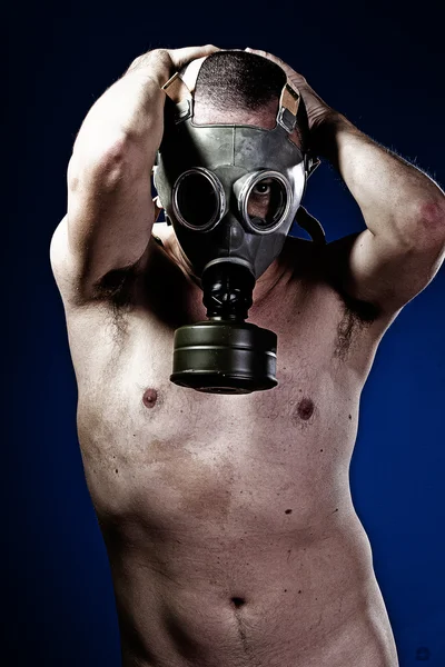 Man in gas mask, nude portrait — Stock Photo, Image