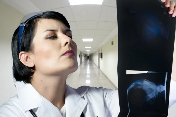Kobieta lekarz patrząc na zdjęcie rentgenowskie — Zdjęcie stockowe