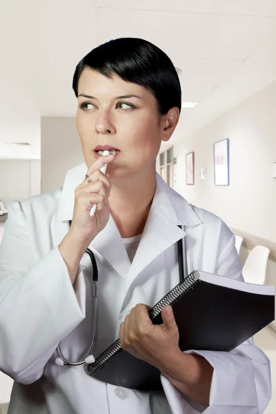 Portrait de jeune femme heureuse souriante médecin avec presse-papiers à — Photo