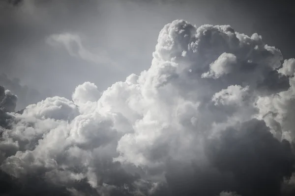 Cielo drammatico con nuvole tempestose — Foto Stock