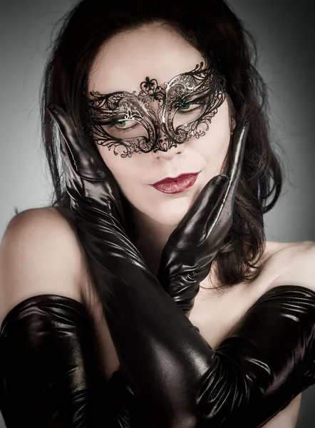 Venezianische Maske. ein hübsches Retro-Mädchen in Schwarz mit einem niedlichen Hut — Stockfoto