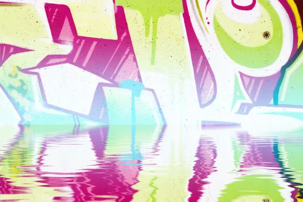 Граффити стены фоновое отражение в воде, художественный городской пи — стоковое фото