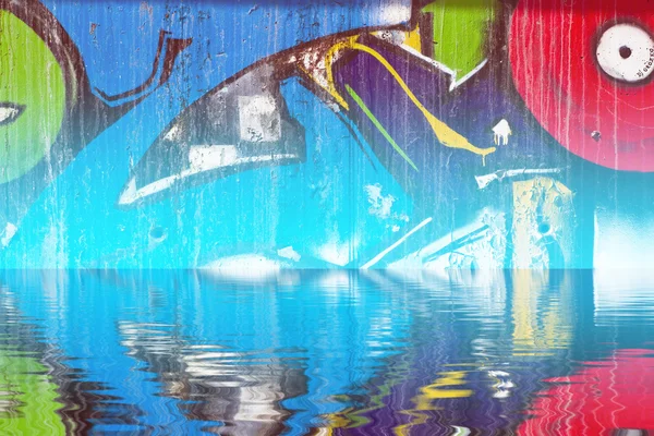 Absztrakt színes graffitik tükörképét a vízben — Stock Fotó