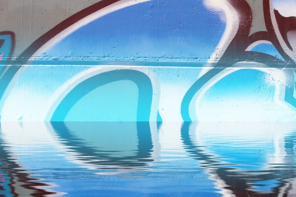 Graffiti weerspiegeling in het water, artistieke chroom brieven — Stockfoto