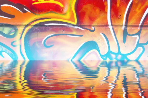 Graffiti muur textuur weerspiegeling in water, artistieke stedelijke pictu — Stockfoto