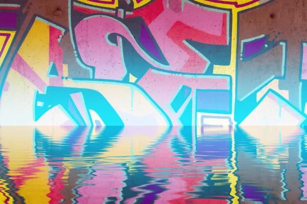 Абстрактное красочное отражение граффити в воде — стоковое фото