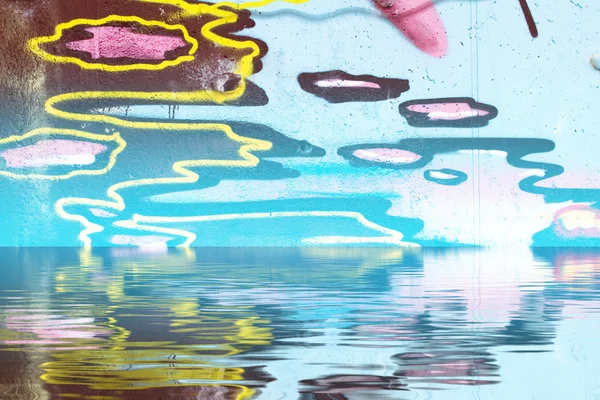 Abstrakte bunte Graffiti-Reflexion im Wasser — Stockfoto