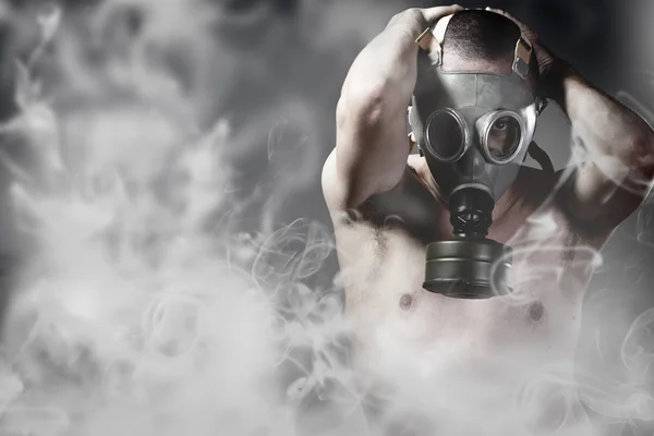 Portret van een man in een vervuilde ambiance met gas masker — Stockfoto