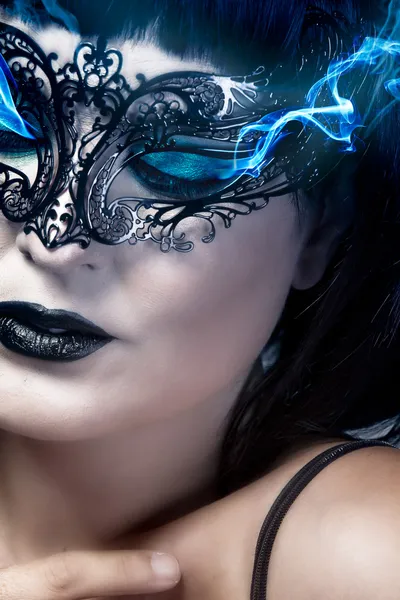 Hieratic and beautiful woman with Venetian mask, blue smoke comi — Stock Photo, Image