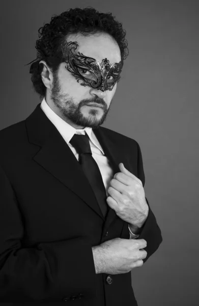 Affärsman med skägg och svart kostym — Stockfoto