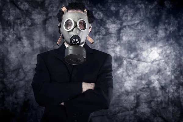 Zakenman met gas masker en zwart pak — Stockfoto