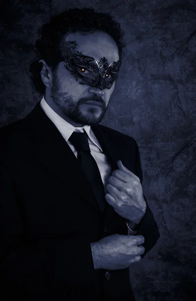 Vampier gemaskeerd mysterieuze man en elegante zwarte pak. — Stockfoto