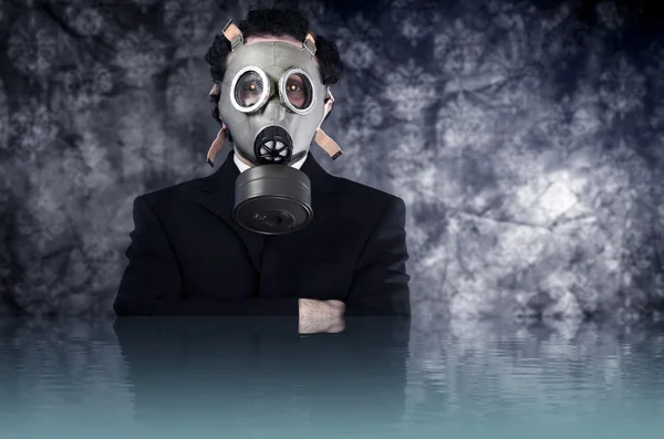 Gaz maskesi ve siyah takım elbise ile işadamı — Stok fotoğraf