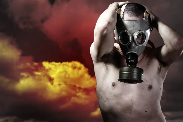 Man med gasmask — Stockfoto