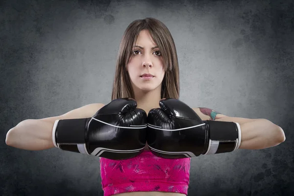 Jovem mulher bonita com luvas de boxe no treino mais enferrujado b — Fotografia de Stock