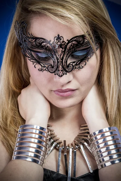 Schöne junge blonde Frau mit Schmuck und silbernen Armbändern, — Stockfoto