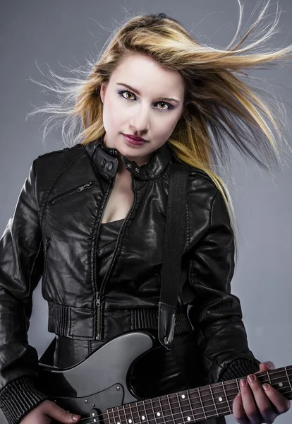 Blonde, Beautiful young woman dressed in black rock with electri — Stock Photo, Image