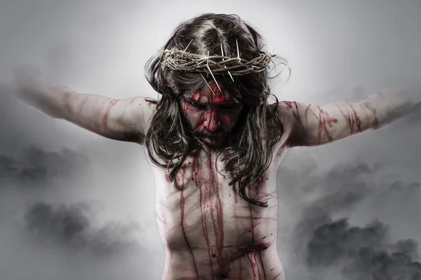 Darstellung des Jesuschristen am Kreuz auf Wolkenhintergrund — Stockfoto