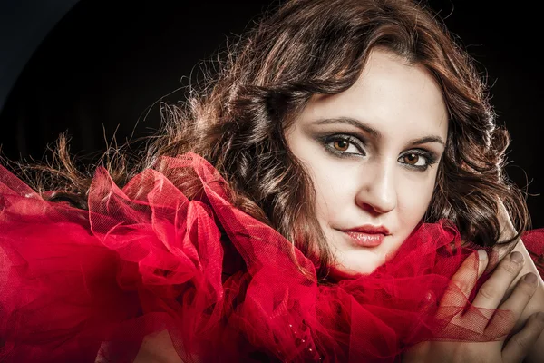Vampir kadın kırmızı elbise ile — Stok fotoğraf