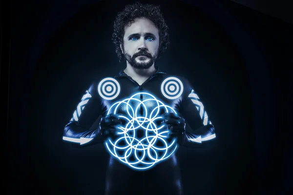 Hombre con luces azules de neón, el futuro disfraz de guerrero — Foto de Stock