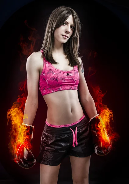 Donna pugilato, bella giovane boxe in piedi e difendere da han — Foto Stock