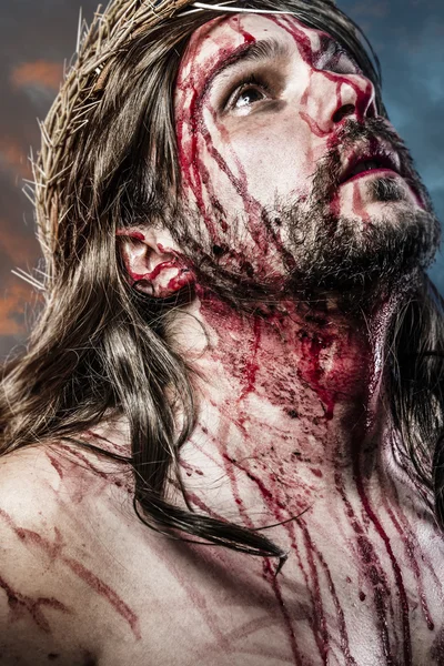 Calvário Jesus, homem sangrando, representação da paixão com azul — Fotografia de Stock