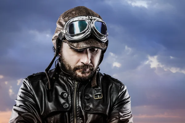 Pilot with glasses and vintage hat with proud expression over cl — Stock Photo, Image