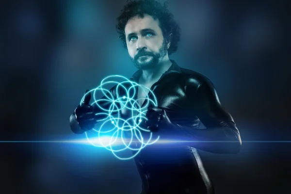 Uomo del futuro con abito in lattice nero e luci al neon blu — Foto Stock