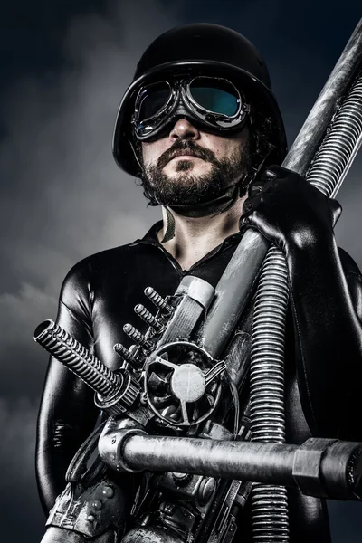 Homem do futuro com enorme canhão laser espingarda — Fotografia de Stock