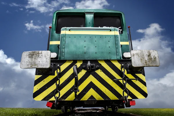 空に雲が放棄された鉄道機関車 — ストック写真