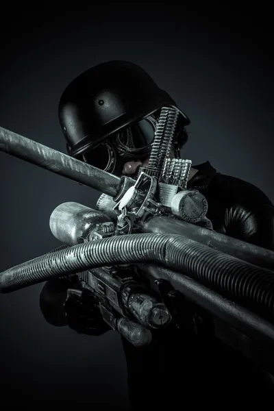 Soldato del futuro con enorme pistola laser e cannone, puntando — Foto Stock