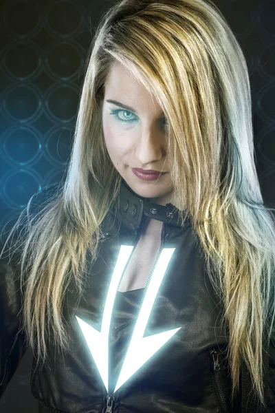 Sexy jovem mulher com luzes de néon azul, futuro traje guerreiro , — Fotografia de Stock
