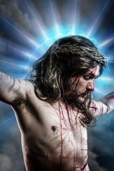 Calvary jesus, man bleeding, representation of passion with blue — Stock Photo, Image