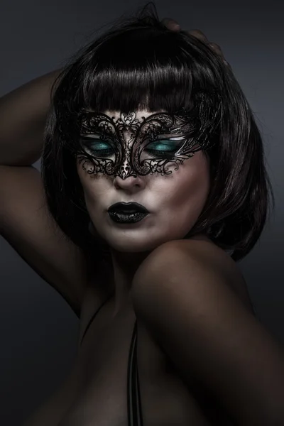 Beautiful brunette with short hair and Venetian mask, cabaret — Stock Photo, Image