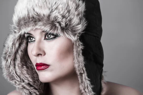 Kış şapka şehvetli ve seksi esmer — Stok fotoğraf