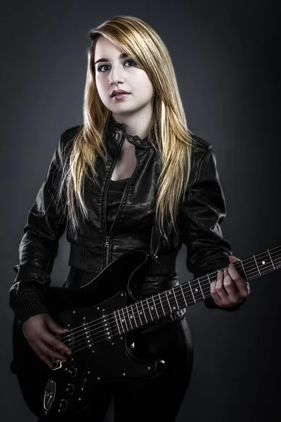 genç bir siyah elektro gitar tutuyor