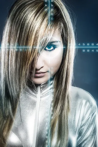 kavramı, gümüş lateks tulum ile genç sarışın