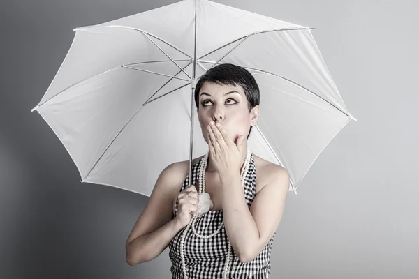 Verrassing, pin-up dame met paraplu, retro en vintage beeld — Stockfoto