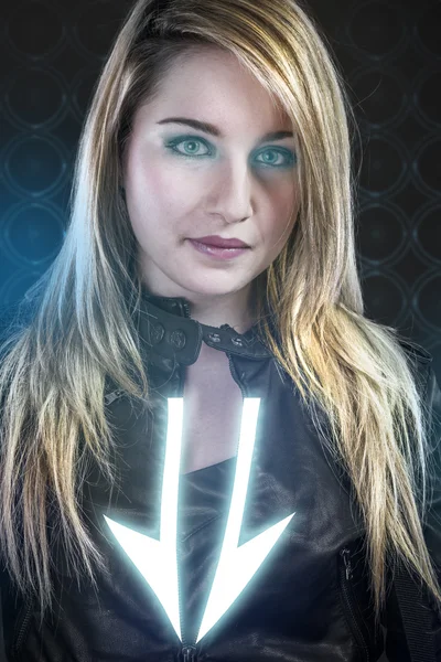 Mavi neon ışıkları, gelecekteki savaşçı kostümü seksi genç kadın, — Stok fotoğraf
