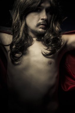 vampir siyah ceket ve uzun saç, kan